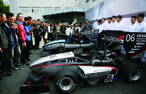 21日,在吉林大学南岭校区,吉林大学学生车队集中发布2018赛季6辆新车。