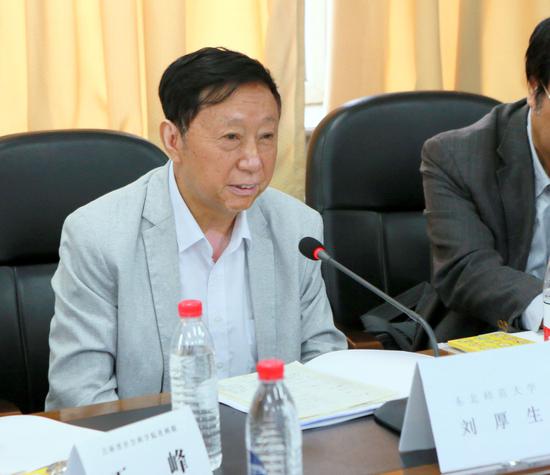 东北师范大学资深教授、博士导师、吉林省非物质文化遗产满语文传承人刘厚生担任中国满语言文化发展联盟第一届首任轮值主席。
