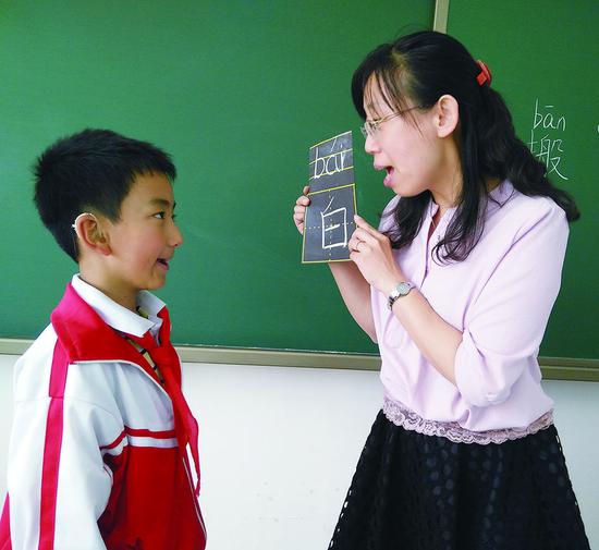 南京小学邢丽老师耐心授课。 孙建一 摄