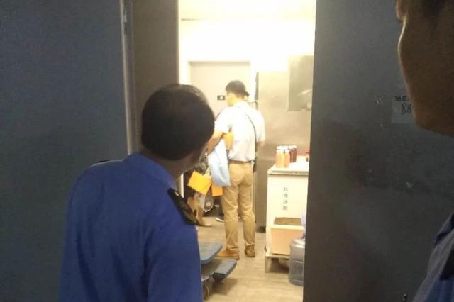 万博manbetx客服好利来生产车间藏身地下停车场 原料三无被查封
