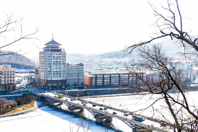 登玉皇山公园 览通化市全景