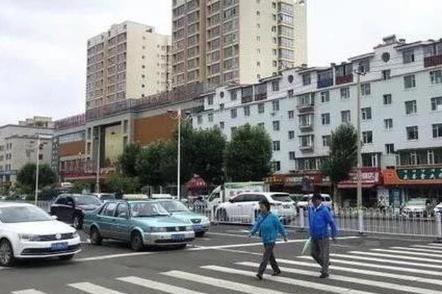 延吉一妇女抱孩子冲出小区喊救命 男子闯红灯救人