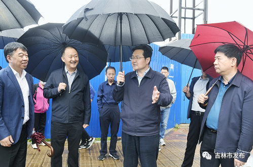图为吉林市市长王路(右二)在昌邑区调研出让土地征收工作。