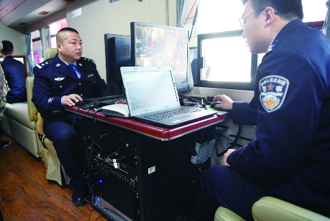 车内是办公区,电脑、电子显示屏一应俱全,并配有车载通信系统、双向语音对讲系统、执法专用笔记本等高科技设备。 石天蛟 摄