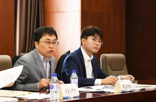 第三方评估中心工作人员介绍对人才服务中心办事大厅评估情况。