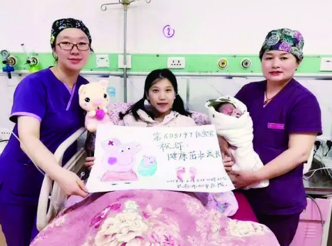 医务人员特别绘制一张有纪念意义的“出生证明”作为礼物送给“佩奇妈妈”。 (长春市妇产医院供图)