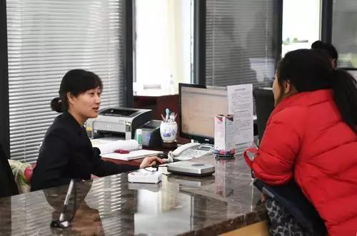 人才服务中心办事大厅工作人员为群众办理业务。