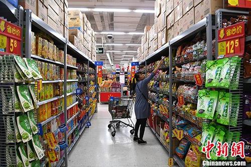 资料图:某超市内民众在选购食品。中新社记者 俞靖 摄