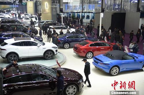 资料图:众多市民前来观看新款的汽车。中新社记者 杨华峰 摄