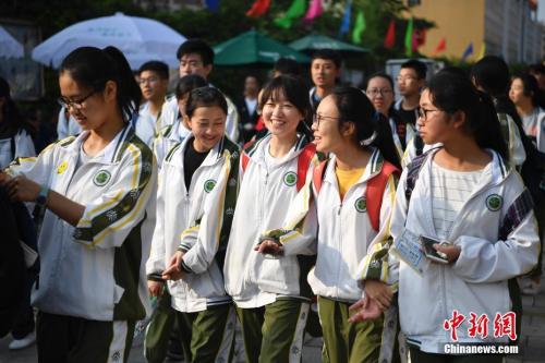 6月7日,2018年高考大幕正式拉开,云南考生陆续走入考场。据中国教育部统计,2018年中国高考报名考生人数达到975万人。中新社记者 刘冉阳 摄