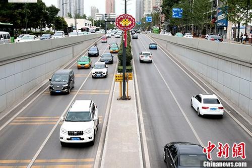 资料图:环路上车水马龙。 中新社记者 张远 摄