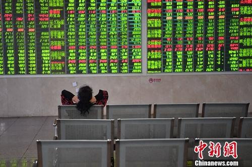 10月29日,成都某证券营业部的股民关注大盘走势。 张浪 摄