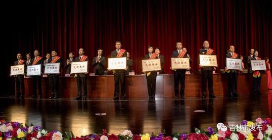 获得吉林市创建全国文明城市工作先进集体的单位上台领奖