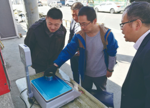 工作人员检测电子计量秤。 本组图片由绿园工商分局提供