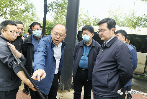 图为吉林市市长王路（右一）在龙潭区调研出让土地征收工作。