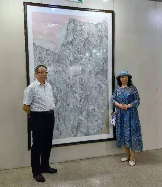 今之在民族文化宫参加庆祝中国共产党成立100周年暨第二届风雨同舟民革全国书画作品展开幕式时与全国政协副主席、民革中央常务副主席郑建邦在自己的作品前合影留念
