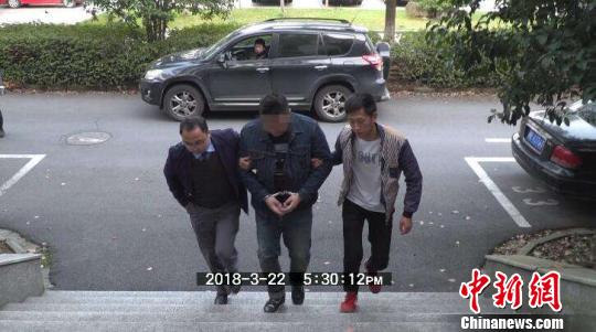 抓捕现场 贾佳 摄