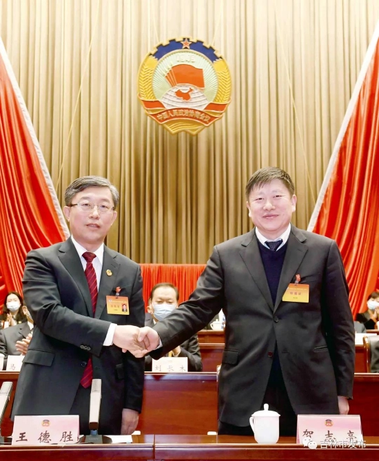 吉林市委书记贺志亮（右）与新一届政协主席王德胜握手。