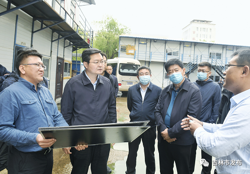 图为吉林市市长王路(左二)在丰满区调研出让土地征收工作。