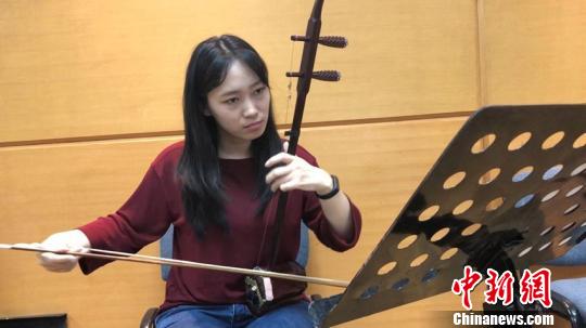 王渊麟练习演奏技巧,这是她的日常训练之一。 吕盛楠 摄