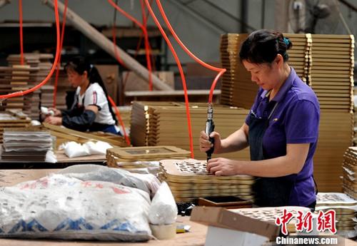 资料图:厦门一企业生产车间,工人正在流水线上作业。(资料图片) 中新社记者 张斌 摄