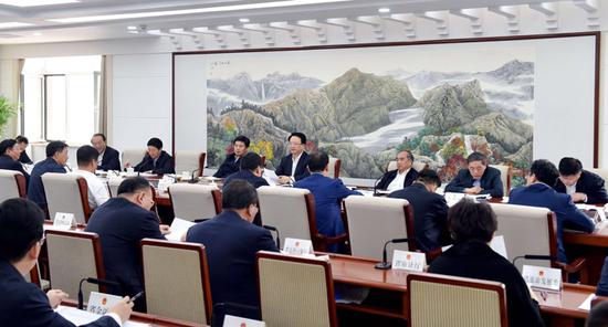 景俊海主持召开省政府2018年第5次常务会议。邹乃硕 摄 来源:吉林省政府网站