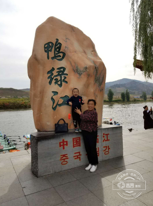 周相君与外孙在江心岛合影