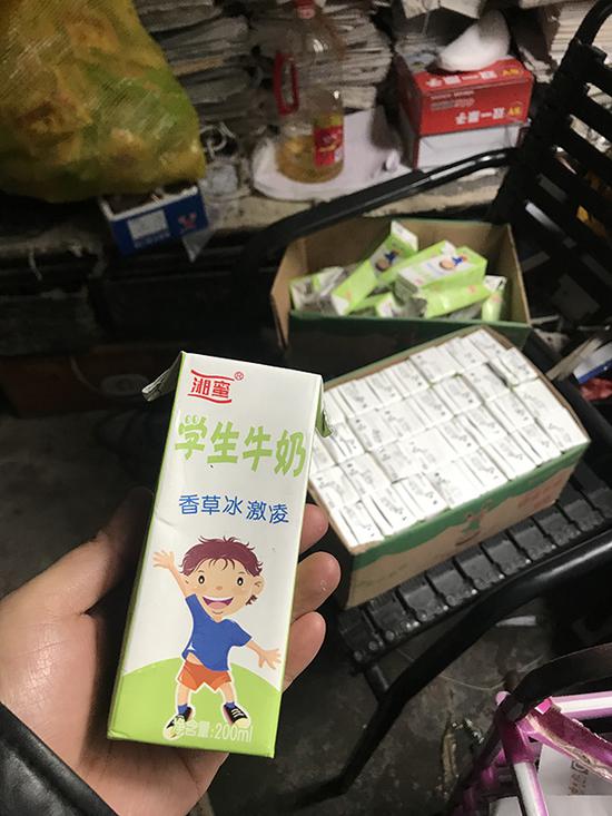 隆回县六都寨小学保安室内摆放的学生奶