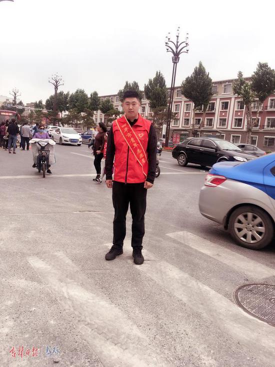 图为李依泽