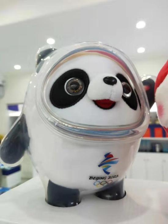 头部外壳造型取自冰雪运动头盔