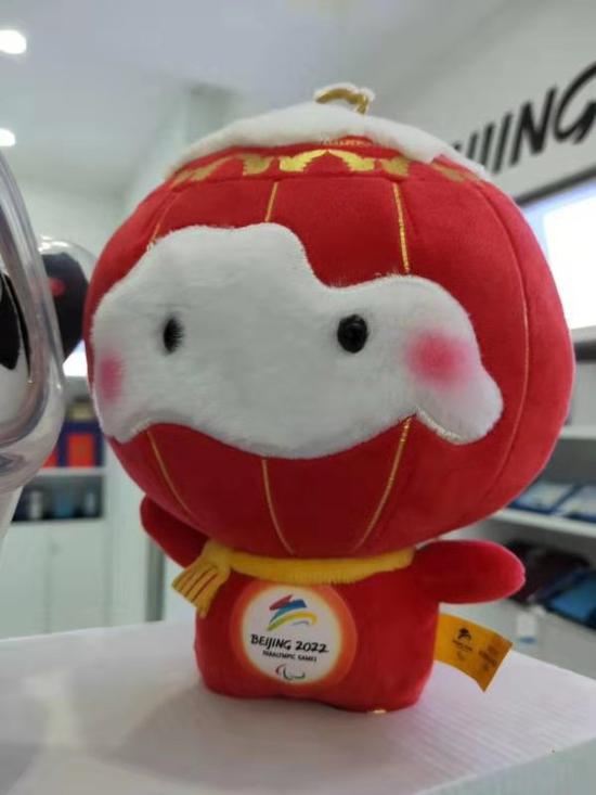 冬奥会吉祥物"冰墩墩"熊猫形象与冰晶外壳相结合,体现了冬季冰雪运动