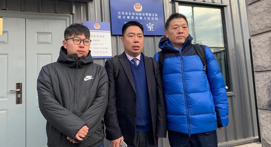 金哲宏的两名代理律师与金哲宏的儿子今天上午进入吉林省高院听候宣判。新京报记者 王巍 摄