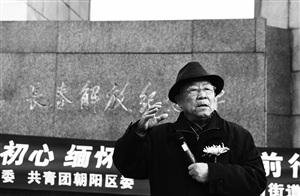 耿焕章讲述解放长春革命先烈的英雄事迹。孙建一 摄