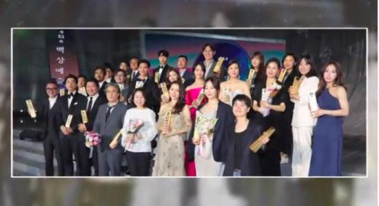 去年的百想艺术大赏,第一排全是影后、影帝、视后、视帝,人气奖乖乖站在第二排