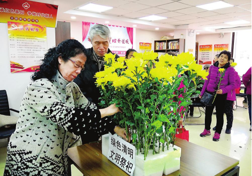 清明节将至,长春市二道区吉林街道安乐社区的居民们用鲜花、网络祭祀等文明祭祀方式祭奠先人。 本报记者 王萌 摄