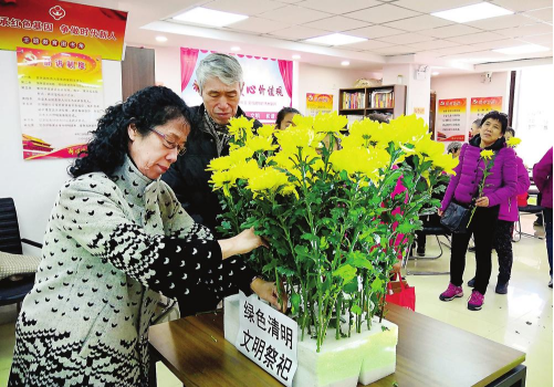 清明节将至，长春市二道区吉林街道安乐社区的居民们用鲜花、网络祭祀等文明祭祀方式祭奠先人。 本报记者 王萌 摄