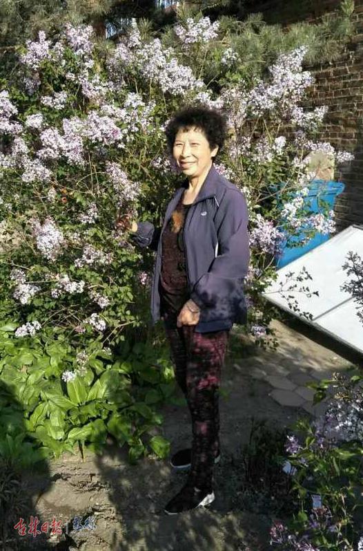 良园小区的丁香树开花时,李淑芹很开心