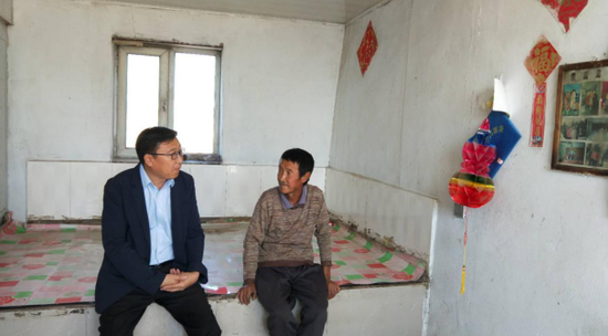 包保干部走访镇赉县东屏镇东升村村民倪宝昌家了解情况