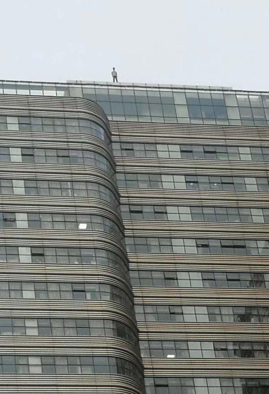 5月24日下午至傍晚期间，一男子站着郑州大学第一附属医院2号病房楼楼顶，最终坠楼身亡。 受访者供图