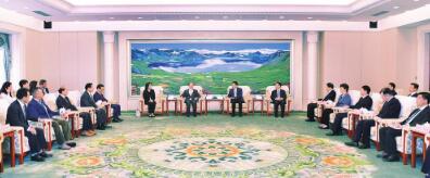 8月16日,省委書記巴音朝魯,省委副書記、省長景俊海在長春會見了中國駐日本原特命全權大使程永華、日本中華總商會會長嚴浩率領的日本中華總商會代表團。本報記者宋鍇攝
