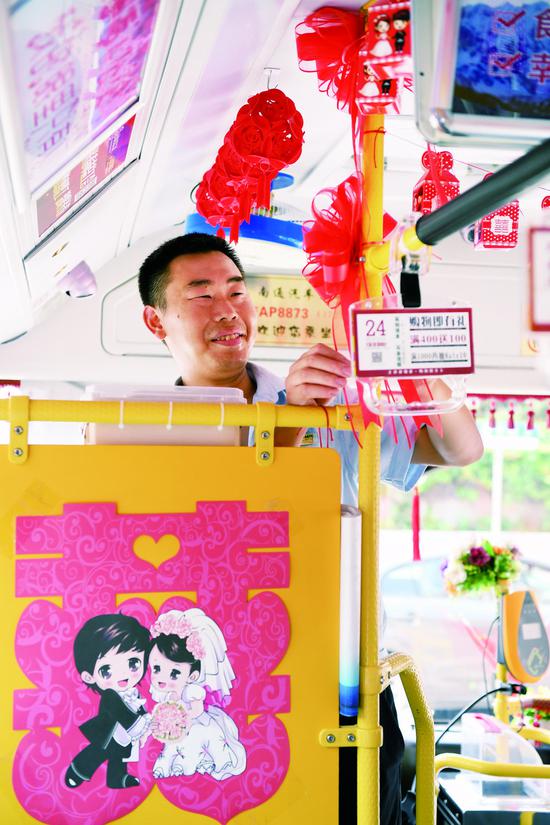 赵洪坤正在布置“相亲主题车厢”。 石天蛟 摄