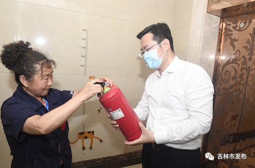 图为吉林市市长王路（右）在万达江畔华城小区检查高层住宅消防安全情况。