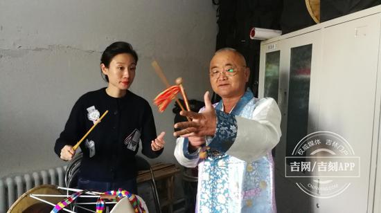 朴胜燮教记者跳长鼓舞