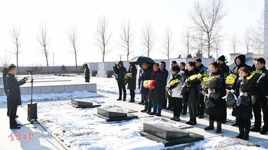 12月5日，在吉林省德惠市烈士陵园举行黄海龙烈士安葬仪式