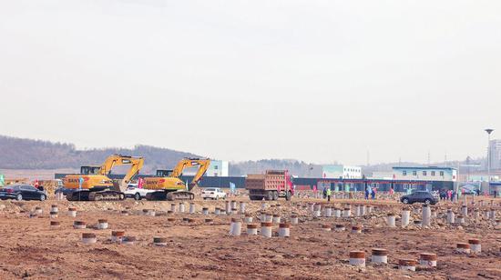 柳河县工业集中区大健康产业园区基础设施(标准厂房)建设项目施工现场。张丽伟摄