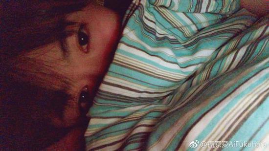 福原爱被子遮脸
