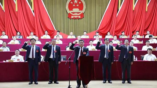 新当选的九台区人民政府区长宋长者左手抚按《中华人民共和国宪法》,郑重诵读誓词。