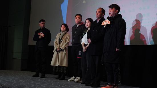 从右至左:导演陈茂林,演员张光北、云兰、朱宏嘉、王子瑶、贾旭明。主办方供图