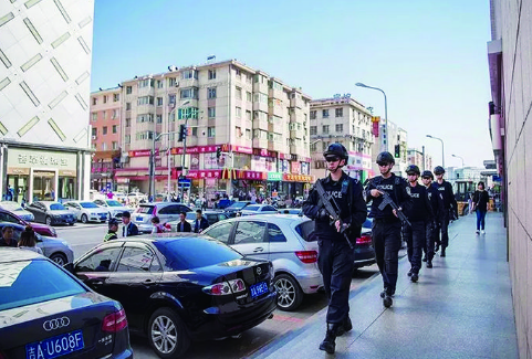 长春公安干警武装巡逻保城市平安。 (长春市公安局供图)