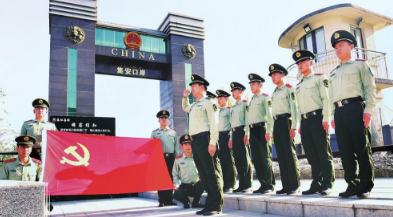 9月18日上午,武警吉林省通化市边防支队集安边防检查站组织官兵开展国门宣誓、走访慰问抗战老兵、聆听老兵的抗战故事等活动,号召战士们不忘国耻、矢志报国。徐磊 本报记者 钱文波 摄